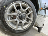 【純正16インチアルミホイール】外観にマッチした純正アルミホイールを装着しております。各種社外アルミホイールや、スタッドレスタイヤも取扱いしております。是非ご相談ください♪