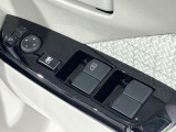 【電動格納ミラー】サイドミラーは電動格納式となっており、狭い駐車場でもキズがつくリスクを抑えられます。