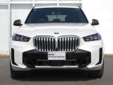 BMWと言えば特徴的なキドニーグリル。ダイナミックなフロントマスクを演出します。