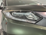 LEDヘッドライトは、点灯の瞬間から最大光量を発揮し、突然暗くなるトンネルなどでの安定感を高めます。