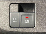 指先だけで簡単に操作が可能な電動パーキングブレーキを採用。「HOLD」スイッチを押すと、渋滞や信号待ちなどでブレーキペダルから足を離しても、ブレーキを保持するので安心です