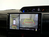 パノラミックビューモニター付きです。車両を上から見たような映像を画面に表示。運転席からの目視だけでは見にくい、車両周辺の状況をリアルタイムでしっかり確認できます。