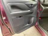 乗り降りで多く使用する助手席ドアですが、目立った傷や汚れもなく綺麗です!車検証入れのもあります