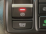 指先の操作でパーキングブレーキの「作動と解除」が行うことができる装備。ブレーキペダルから足を離しても停止し続けてくれるオートブレーキホールド機能。信号待ちなどの際には便利。ECO運転で低燃費走行♪