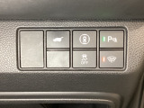 ハンドルの右側にHondaセンシング用のメインスイッチとパワーテールゲートスイッチがついています。パワーテールゲートスイッチは車内からでもテールゲートの開け閉めを電動でできます。