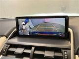 複数のカメラの映像をもとに、クルマを真上から見ているような映像をドライバーに提供し駐車をサポートする機能です。