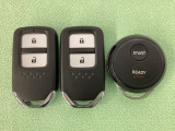 スマートキーを装備しています。鍵を差し込むことなくドアロックの開け閉めと、スタートボタン操作でのエンジンスタートができます。加えて、純正リモコンエンジンスターター用の操作キーもついています。