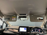 両席のサンバイザーにはバニティーミラーも付いています。身だしなみチェックには欠かせません。