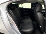 リアシートは十分な広さを確保しています