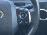 走行中でもハンドルから手を離すことなくオーディオの操作ができるステアリングスイッチ付き。