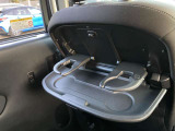車内で食事ができる便利なテーブルがついています!