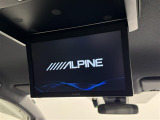 【ALPINE・フリップダウンモニター】アルパイン製、10.1インチ後席モニターを装備。家族や仲間との長距離ドライブも、このモニターがあればさらに盛り上がりますね!