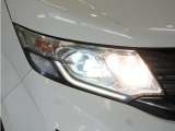 【LEDヘッドライト】省電力で、明るく遠くまで照らし、夜道や雨天などの走行の際、安心感を高めます。オートライト機構で周囲の明るさを感知し、自動で点灯、消灯します。