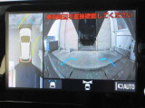 パノラミックビューモニター付きです。車両を上から見たような映像をディスプレイオーディオ画面に表示。運転席からの目視だけでは見にくい、車両周辺の状況をリアルタイムでしっかり確認できます。