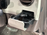 格納式のカップホルダーがあります。