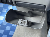 運転席と助手席の間にもコンソールボックスがございます!収納がたくさんあって便利ですね☆