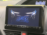 【大画面ナビ】人気の大型9インチナビを装備。存在感のある大画面はインパクト大!ナビ利用時のマップ表示は見やすく、テレビやDVDは臨場感がアップ!いつものドライブがグッと楽しくなります♪