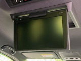 【12型フリップダウンモニター】大画面モニターで後席でもエンタメをお楽しみいただけます。小さなお子様にも大人気の装備です♪