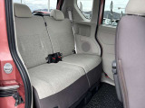 後部座席空間は、お子さまが立って着替えられるほど広く、使い勝手が良いです!シートはソファのような座り心地で、膝回り・足回りの空間もとっても余裕がありますよ!