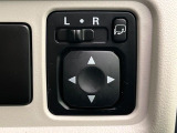 【電動格納ミラー】サイドミラーは電動格納式となっており、狭い駐車場でもキズがつくリスクを抑えられます。