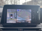 上からまる見え!アラウンドビューモニターの画像です。純正ナビに映してあります。お車を真上から見たような映像をミラーやナビ画面に映し出す事によって、車両の周囲を確認し、駐車時や発進時の運転をサポート。