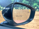 【ブラインドスポットモニタリング】走行中、ドアミラーの死角になりやすい箇所に後続車が接近するとサイドミラー付近に警告を表示、ドライバーに注意喚起をしてくれます。