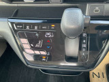 オートエアコンです!ボタンでの簡単な操作で室内を快適な温度にしてくれますので、夏場や冬場でも快適なドライブができます!