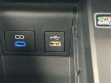 こちらのクルマはUSB接続コネクタも装備されています♪スマホの充電などにお使い下さい。ご旅行中での充電切れも、これなら心配いりませんね!