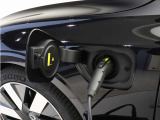 専用コードを接続するだけで簡単に充電が行えます。プラグインハイブリッドモデルT6 AWD PHEVは、走行中の充電のほか、自宅などに設置された充電機器からの充電が可能です。