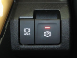 電動パーキングブレーキ&オートブレーキホールド機能付。「HOLD」スイッチを押しシステムONの状態にしておくことで信号待ちでブレーキを踏んで停車時ブレーキペダルから足を離してもブレーキを保持。楽です。