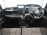視界広々で運転しやすくロングドライブでも疲れを感じさせないすっきりとまとまったインパネ周りです。