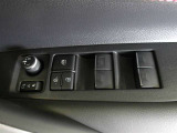 パワーウィンドウスイッチで運転席から全席の窓の開閉ができます。