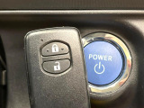【スマートキー】カバンやポケットに入れたままでもドアの施錠・解錠が可能なスマートキーを装備。エンジンのオン・オフ時もカギを取り出す必要が無いからとっても便利です♪
