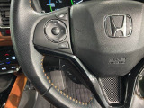 ステアリングにオーディオ操作スイッチが付いています。オーディオ画面に直接タッチしなくても操作が出来ますので、運転に集中できます。