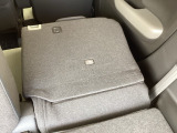 リアシートは簡単に倒すことができるので、ラゲッジルームも広がります。