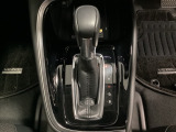 「e:HEV」は、モーター走行を中心にしながら電気エネルギーやエンジン動力を最も効率よく使い分けることができる賢いハイブリッドシステムです。サイドブレーキはスイッチ操作の電子制御パーキングブレーキです