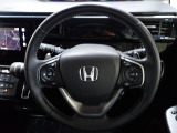 ハンドル左側にはオーディオ操作が出来るオーディオリモートコントロールスイッチ、右側にはHonda SENSINGとオートクルーズコントロールのスイッチを装備!