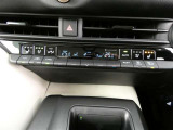 【デュアルエアコン】・・・運転席側と助手席側それぞれ独立して温度設定が行えるオートエアコン。