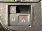 指先だけで簡単に操作が可能な電動パーキングブレーキを採用。「HOLD」スイッチを押すと、渋滞や信号待ちなどでブレーキペダルから足を離しても、ブレーキを保持するので安心です