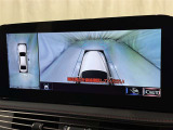 パノラミックビューモニターを装備。駐車場や交差点でクルマを真上から見るように周囲を確認できます。機能の詳細は販売店スタッフまでおたずねください。