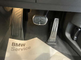 【ペダル】BMWはオルガン式アクセルペダルを採用しています。踏み込む足とペダルが同じ軌跡を描くため、かかとがずれにくく、アクセルコントロールがよりしやすくなるメリットがあります。