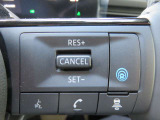 プロパイロットは高速道路の運転で、アクセル、ブレーキ、ハンドルの操作をクルマがアシスト。ドライバーの負担を軽減します。