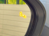 【ブラインドスポットモニター】走行中、ドアミラーの死角になりやすい箇所に後続車が接近するとサイドミラーのレンズに警告を表示!ドライバーに注意喚起をしてくれます。
