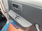 運転席ドアパネル パワーウィンドウが付いています。