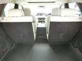 【センター可倒】 後席センターのみ倒すことができ、乗員を乗せたまま長い荷物の積載も可能です