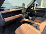ホールド感もあり足元も広々とお使いいただけます。センターコンソールで運転席としっかり区切られているためゆとりのあるパーソナルスペースを確保しております。