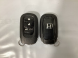 スマートキーを装備しています。鍵を差し込むことなくドアロックの開け閉めと、スタートボタン操作でのエンジンスタートができます。ボタン操作でトランクが開けられる電動テールゲートのボタンもついています。