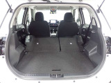 セカンドシートを倒すとさらに広々のラゲッジスペース