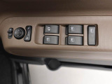 電動格納ミラーの操作スイッチですね。 駐車時にミラーを動かそうと外に出る必要も無く、悪天候の時でも運転席に居ながらミラーの操作できますよ。 一度使うと手放せない装備ですよね。