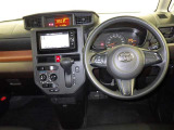 運転席まわりです。 各操作スイッチは使いやすい位置に配置されてます。